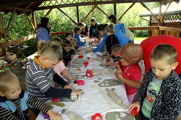 Wakacyjne warsztaty dla dzieci i zabawa z ceramiką